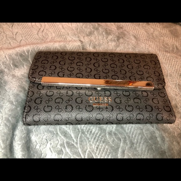 Guess Clutch Wallet - Picture 4 of 13